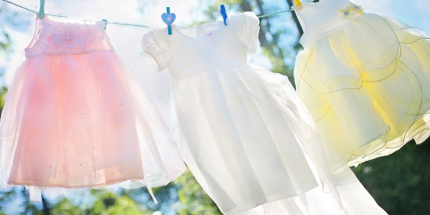 빨래줄에 빨래를 햇볕에 말리고 있다