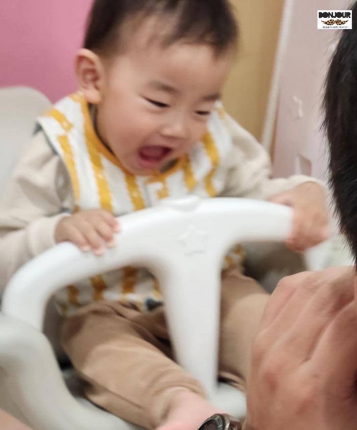 그네타면서 즐거움에 푹빠진 표정의 첫째아기 18개월