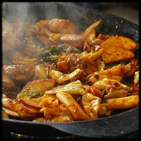 생생정보 기다려야 제맛! 불향 가득한 직화 닭갈비 &ndash; 류몽민 학동역점