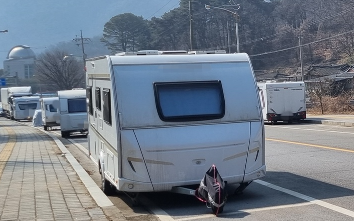 주차장을 점유한 캠핑카들