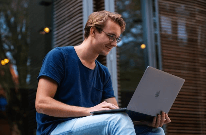 노트북을-보고-있는-사람-이미지