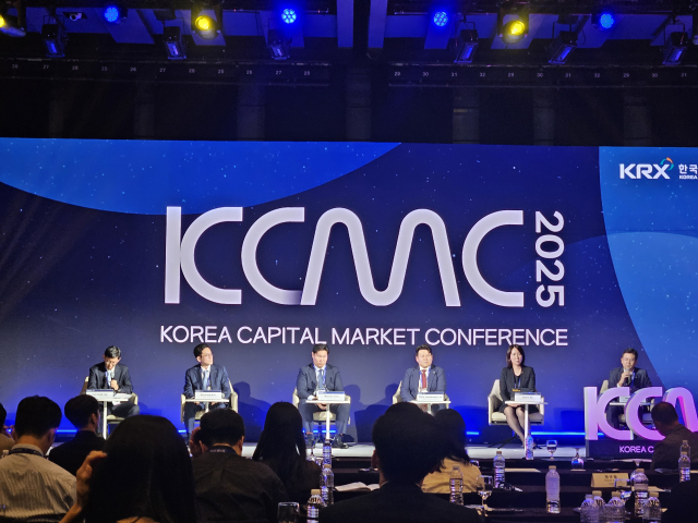한국거래소가 29일 서울 중구 웨스틴조선서울 호텔에서 개최한 코리아캐피털마켓콘퍼런스(KCMC) 2025에서 국내외 자산운용 관계자들이 모여 발언하고 있다.