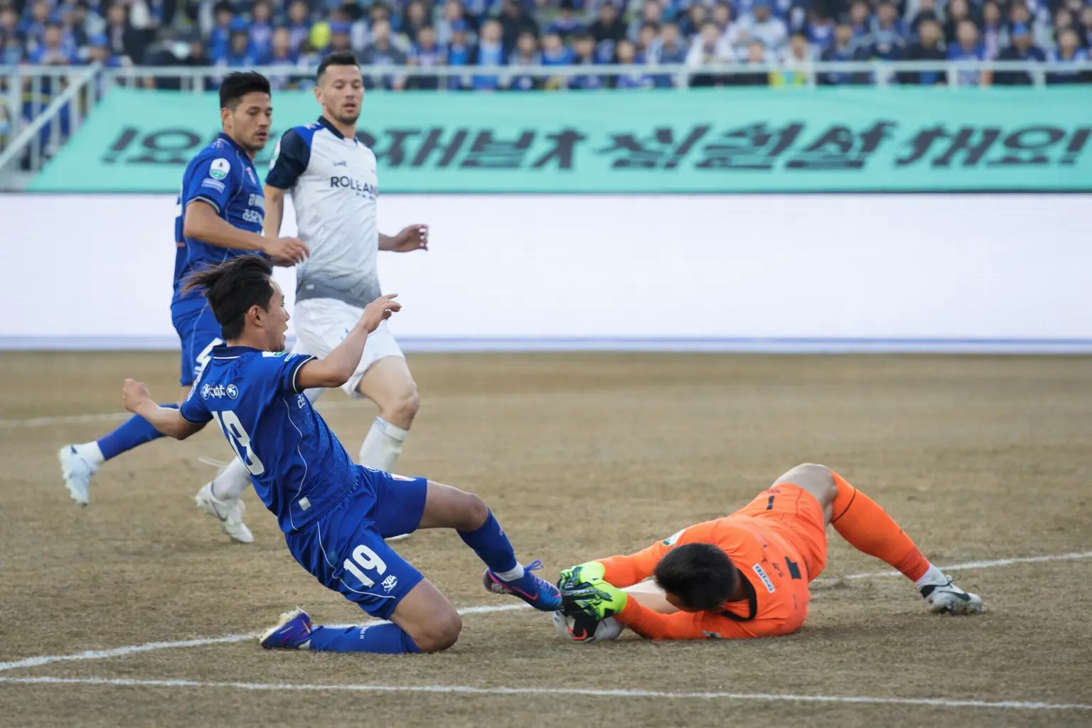 빅버드 잔디 위에서 볼을 컨트롤하는 김성주