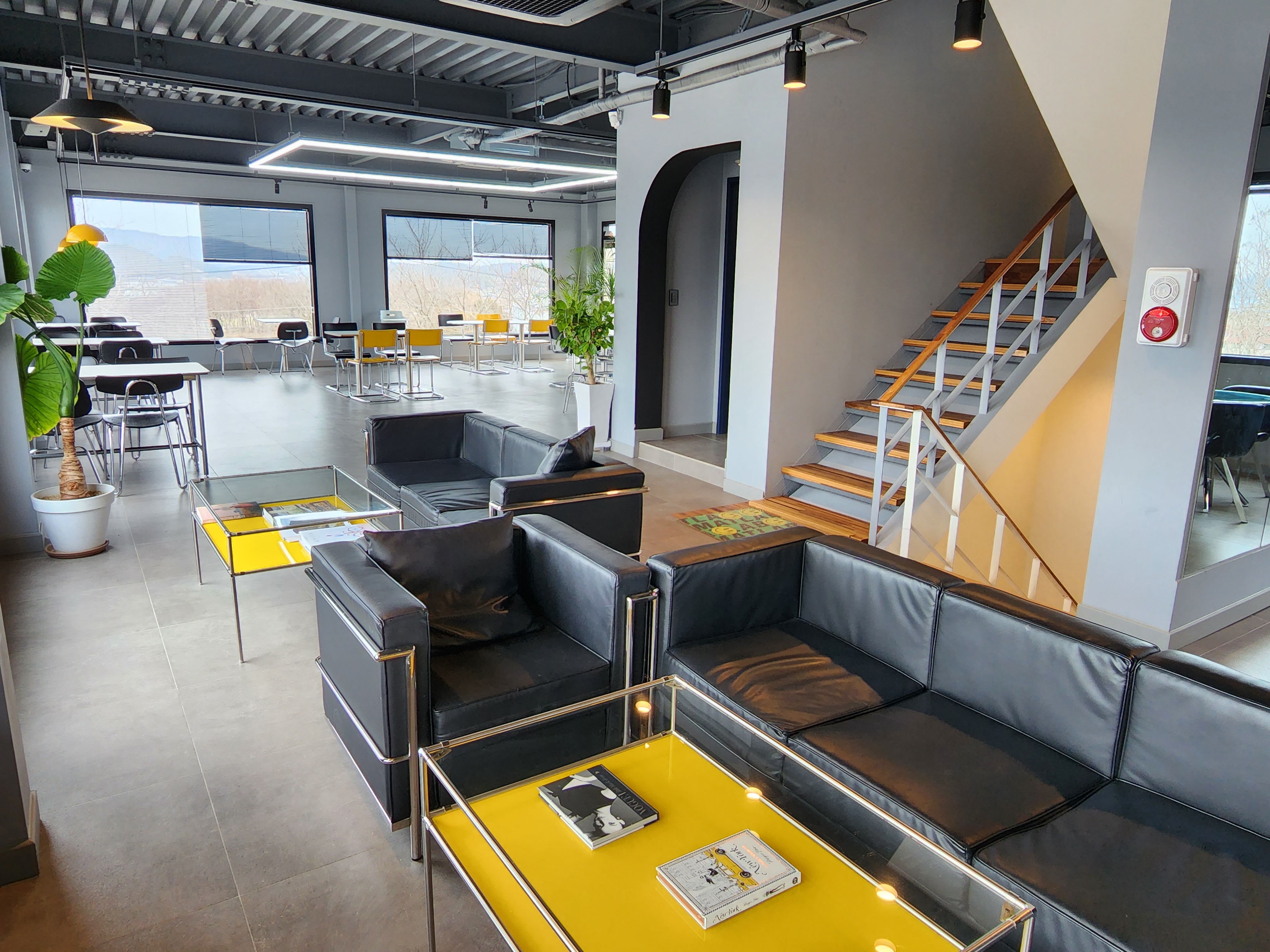 카페 인루트 3층으로 가는 계단