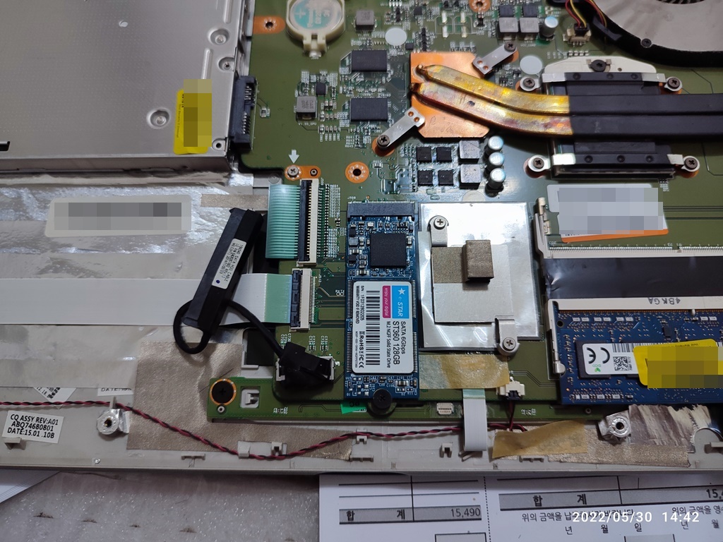 장착된 SSD는 60mm짜리 애매한 제품이 장착되어 있네요.