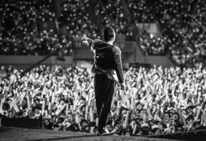 싸이-예술이야-무대에서-객석에-마이크를-돌리는-싸이의-뒷모습-흑백-사진