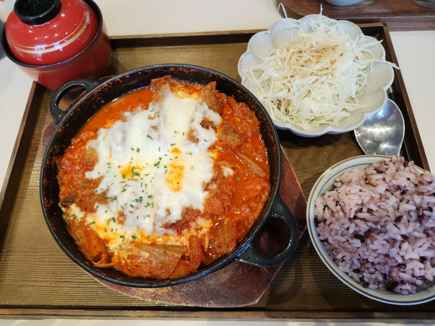 김치 치즈 돈까스가 냄비에 담겨 있다