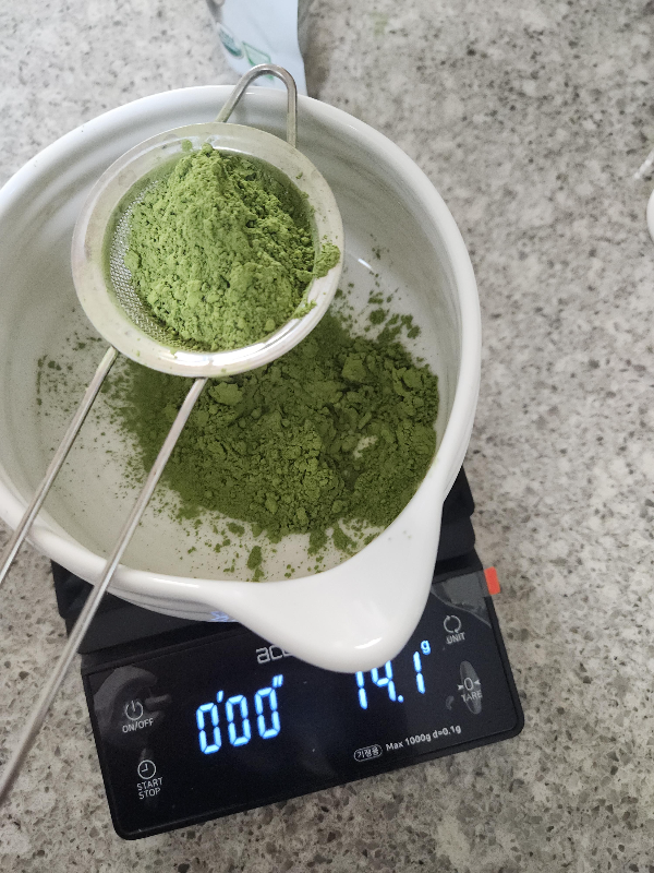 말차 14g을 차완에 담고 있다.