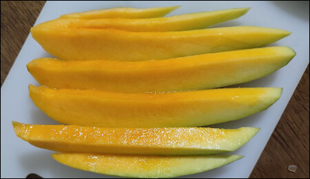 속은 노랗고 겉은 초록색인 망고 스틱