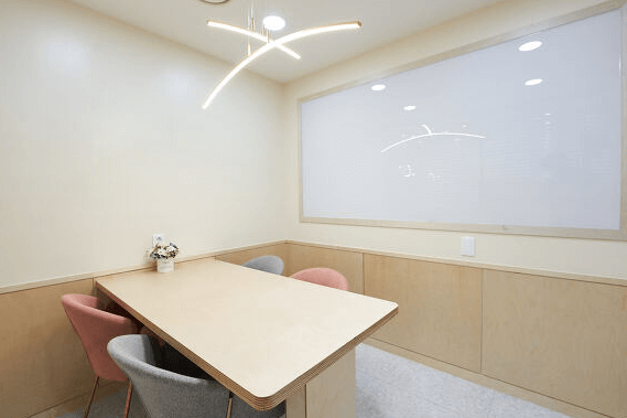 테이블과 4개의 의자가 있는 사무실