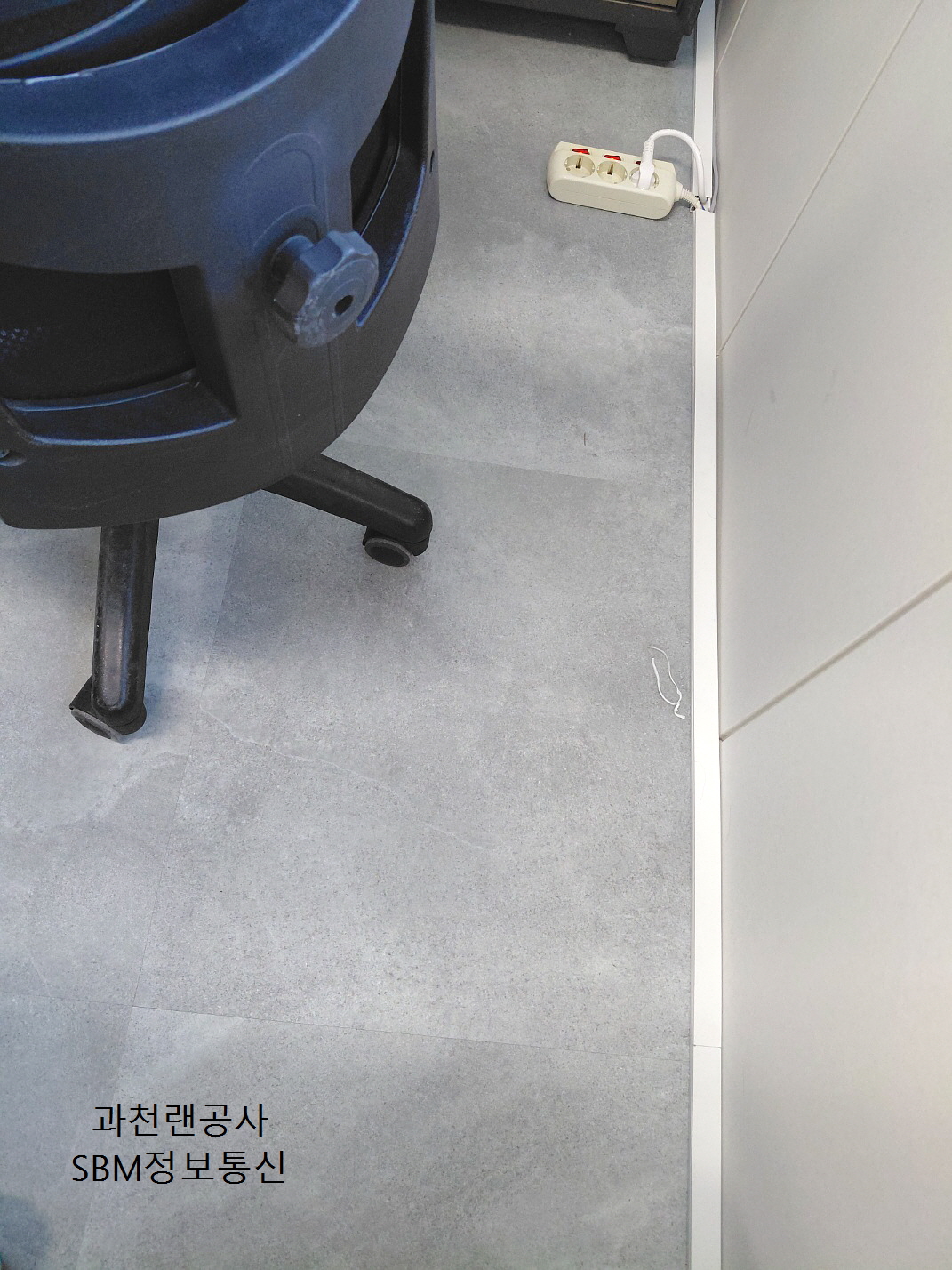 ▲ "의자가 굴러가도 걸리는 게 없어요!" 고객님이 가장 만족해하신 부분입니다.