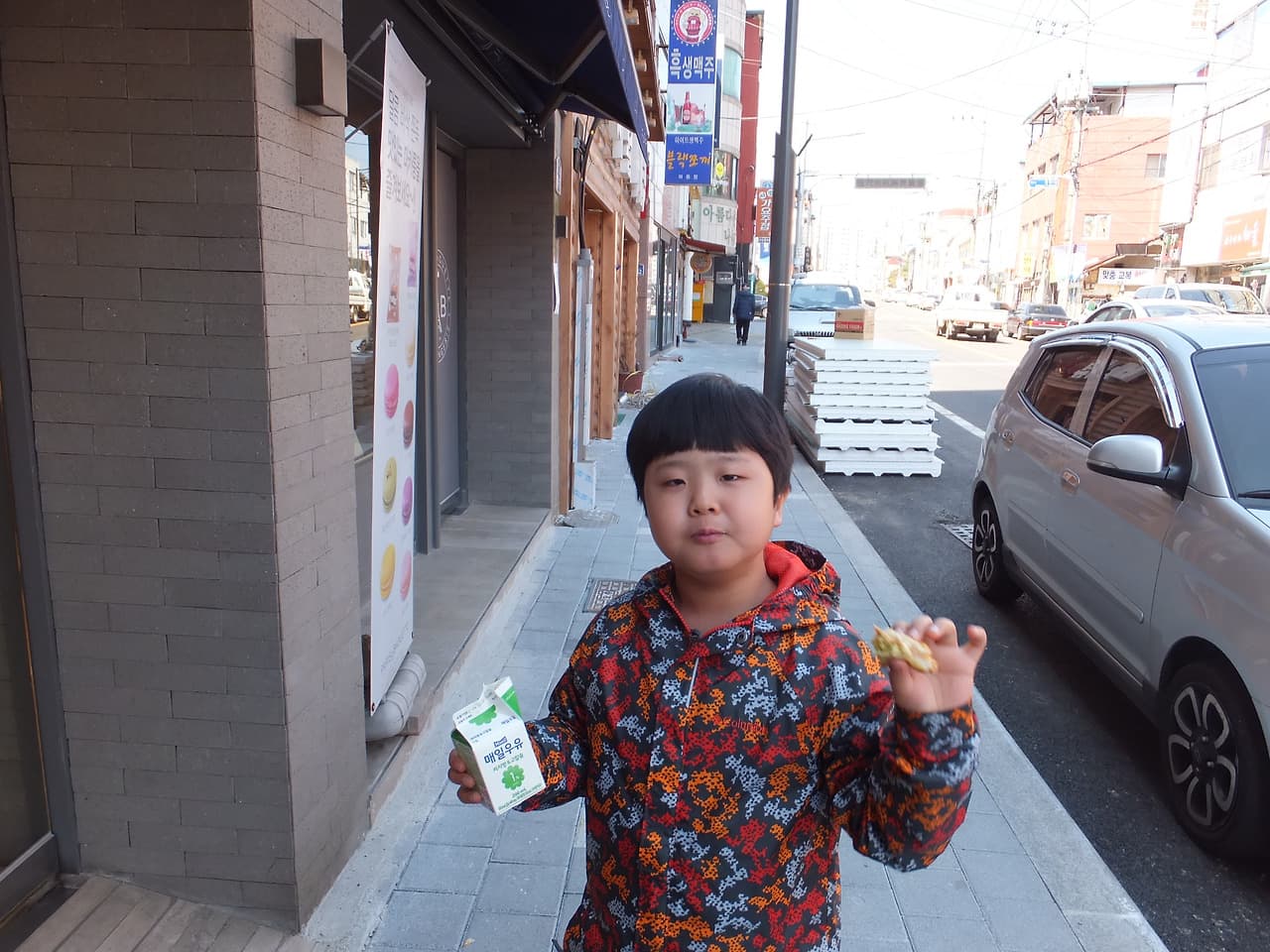 하동의 편의점에서 우유와 빵을 구입한 똘망이