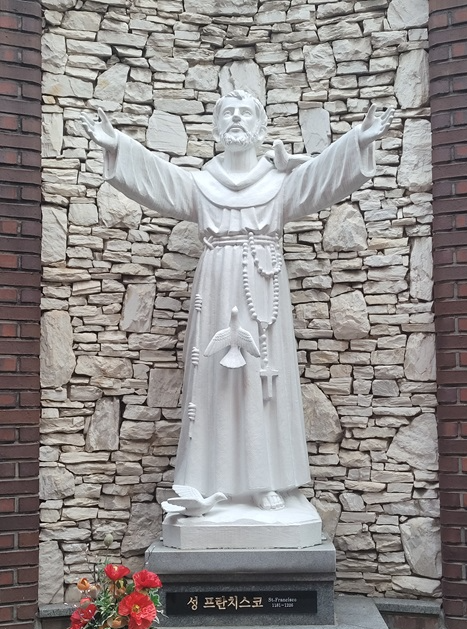 사진은 수원 세류동성당에 있는 프란치스코 성인 상입니다.