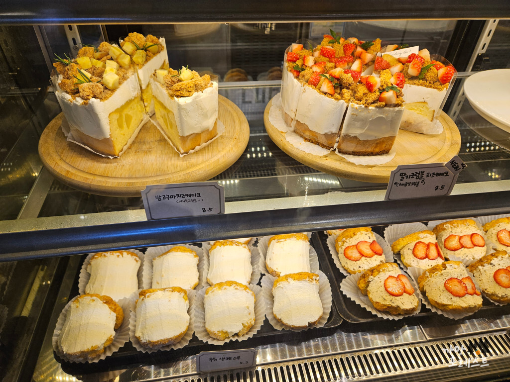 썸팅어바웃 커피 강남 케이크