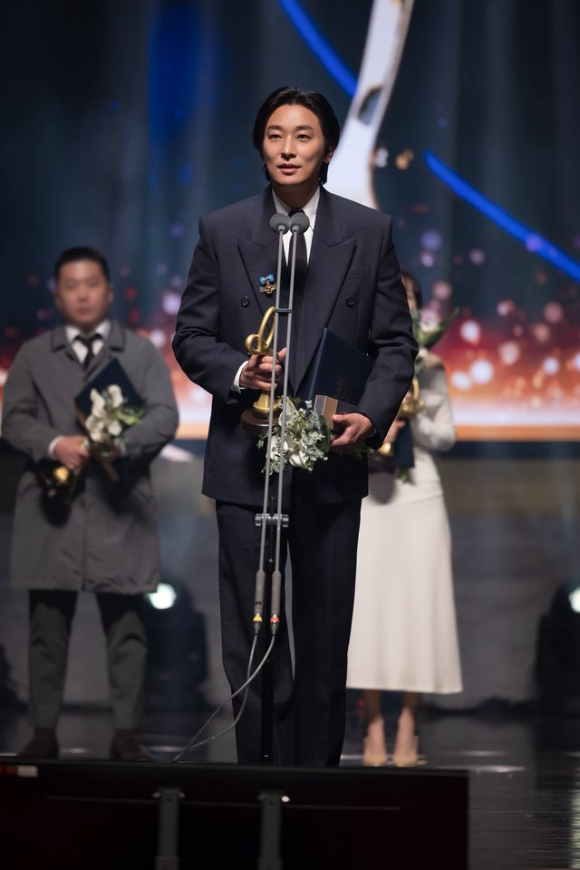 배우 주지훈이 '2025 대한민국 대중문화예술상' 국무총리 표창을 수상하고 인사를 전하고 있다. [사진=블리츠웨이엔터테인먼트]