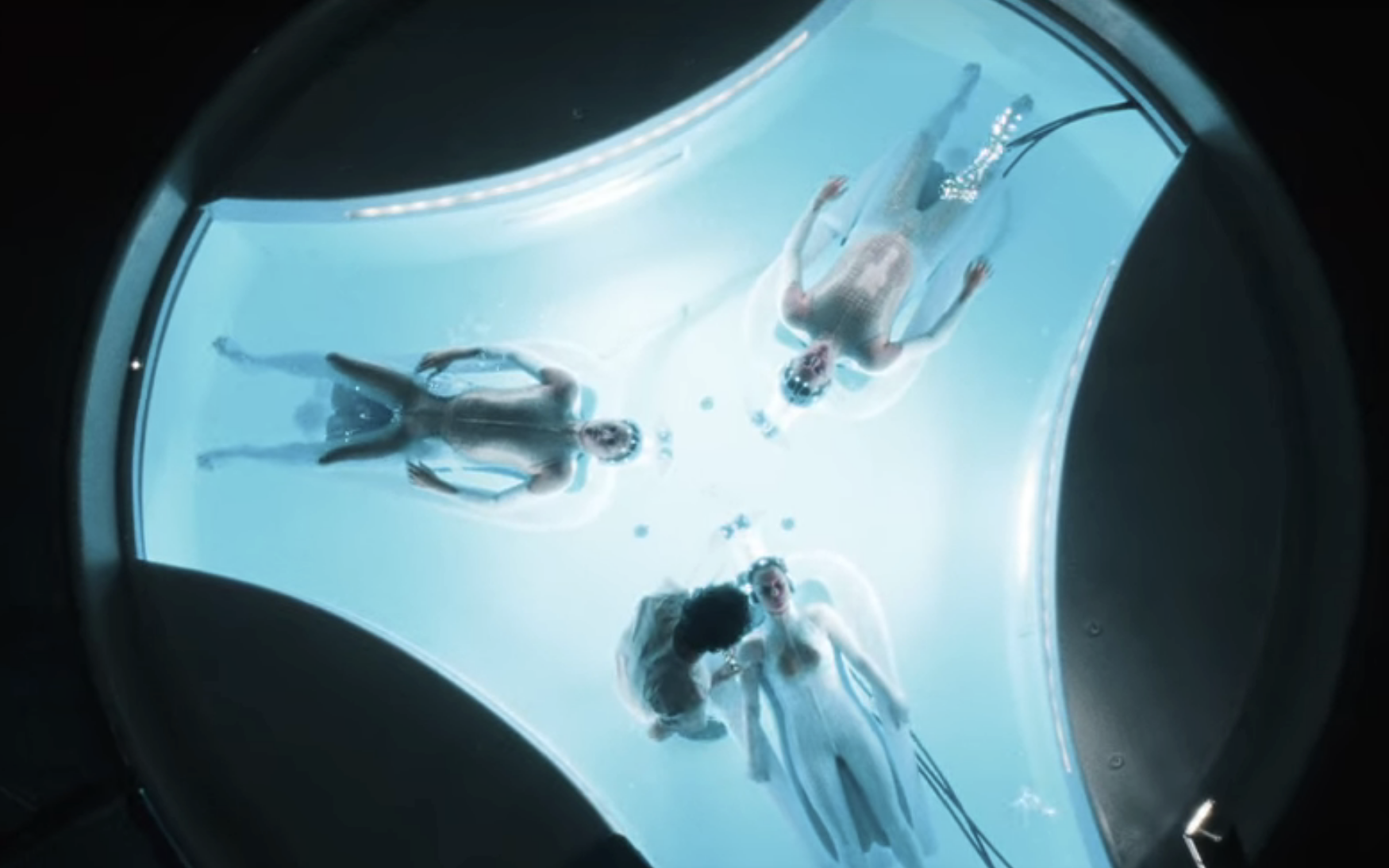 세 명의 예언자가 물 속에서 누워있다.