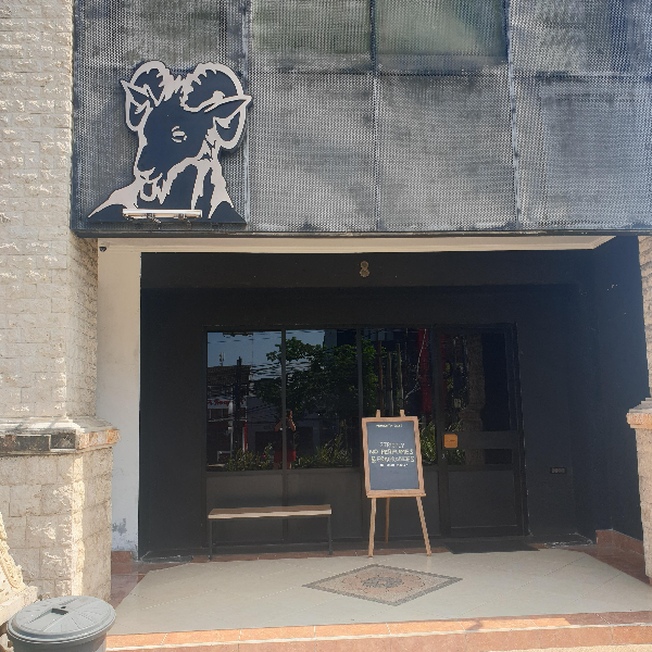 염소 모양의 간판, 검은색 문, 들어가기에 약간 망설여진다. 독특하다. 향수를 뿌린 사람은 입장 불가라는 입간판이 눈에 들어온다.