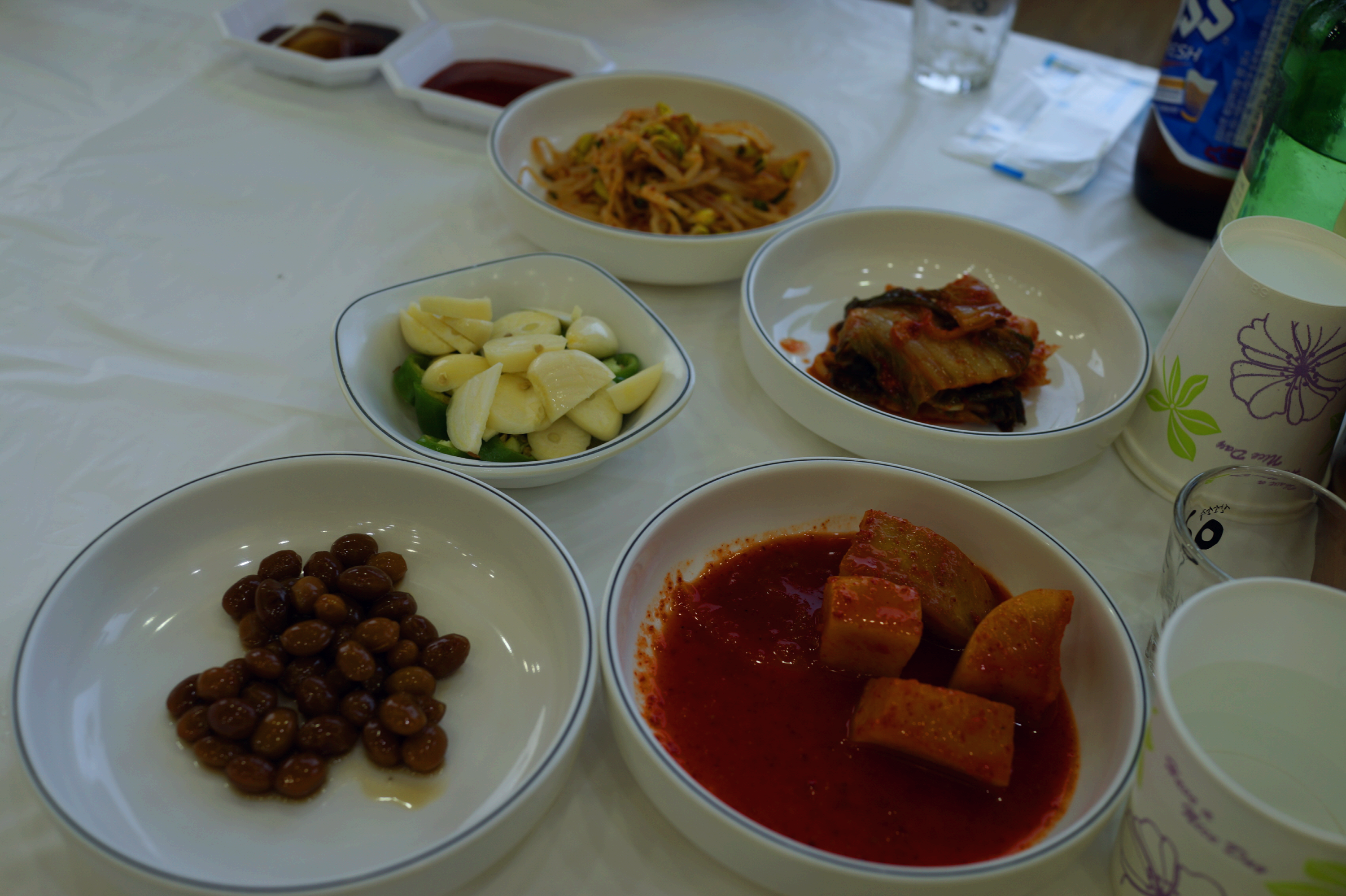 상신칼국수 회 상차림 밑반찬 콩자반 마늘 김치 무생채