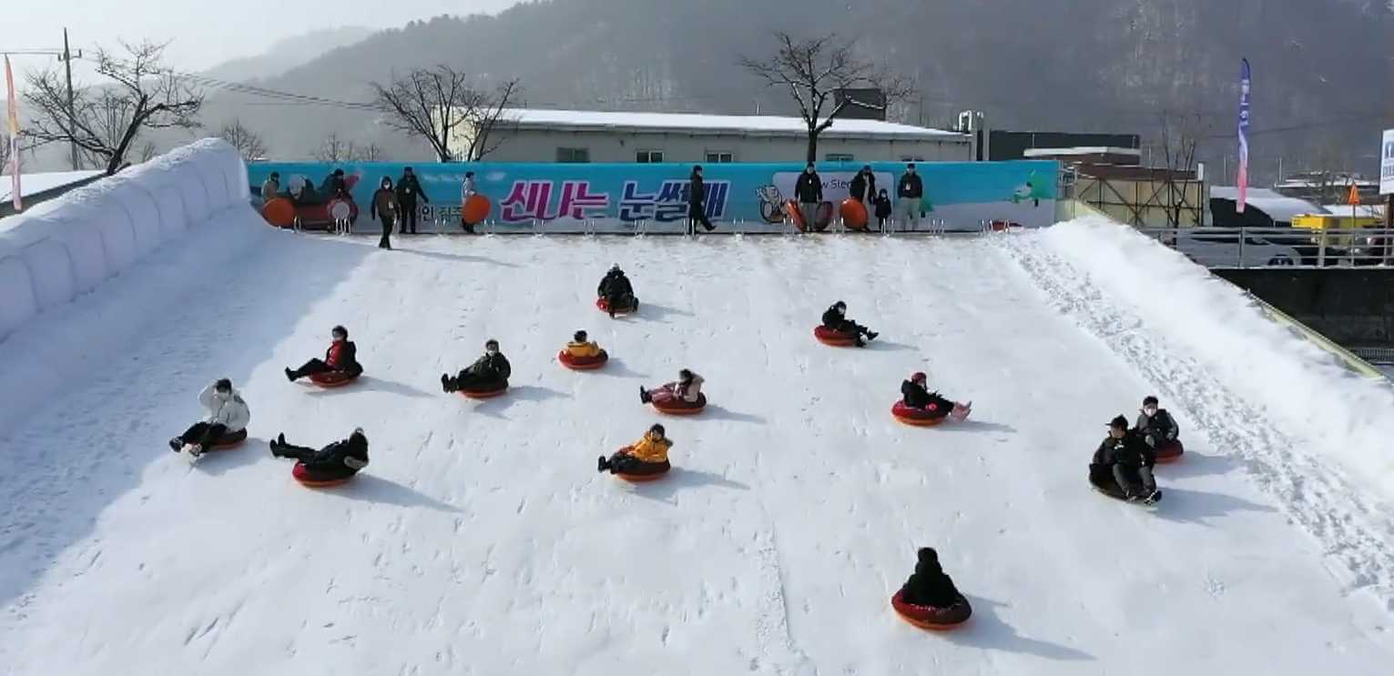 눈썰매를 즐기는 참가자들의 모습, 어린이와 어른 모두에게 인기 있는 프로그램