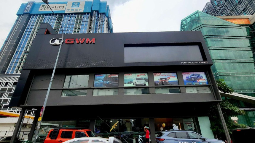 말레이시아 쿠알라룸푸르에 있는 중국 10대 자동차 기업인 창청차 매장. 그 뒤에는 중국 부동산 기업이 짓고 있는 건물이 올라가고 있다.