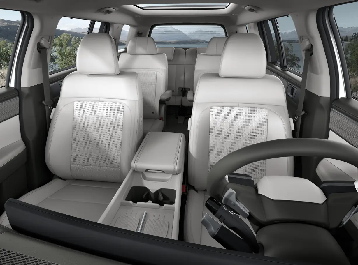 전체적인 흰색 차체 안 흰색시트 의자와 검은색 핸들