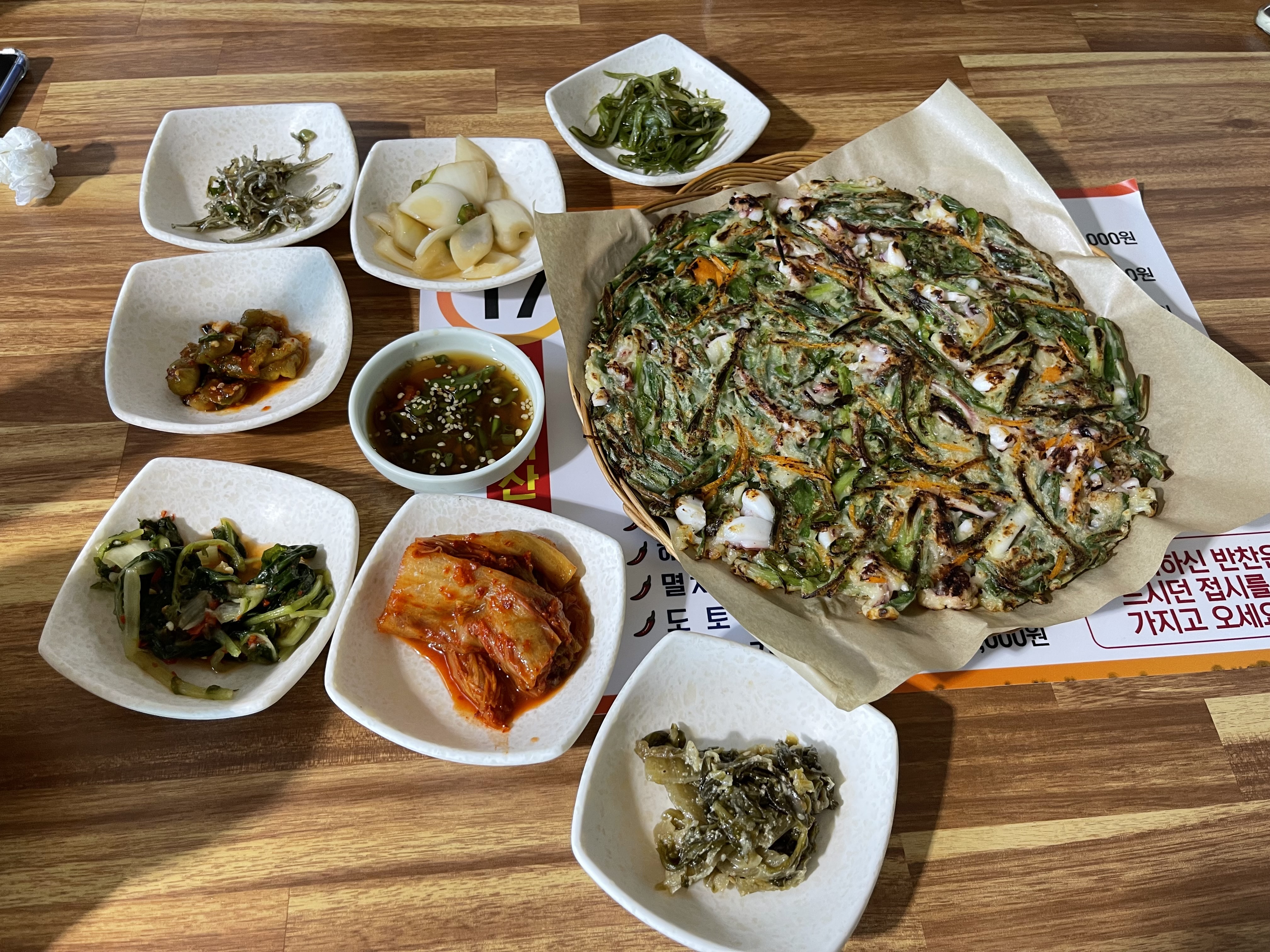 시골할매막걸리 해물파전과 기본 반찬