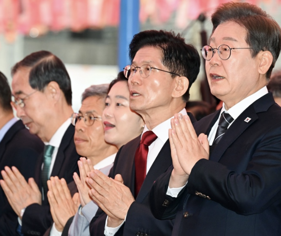 부처님오신날 행사중인 후보들 사진