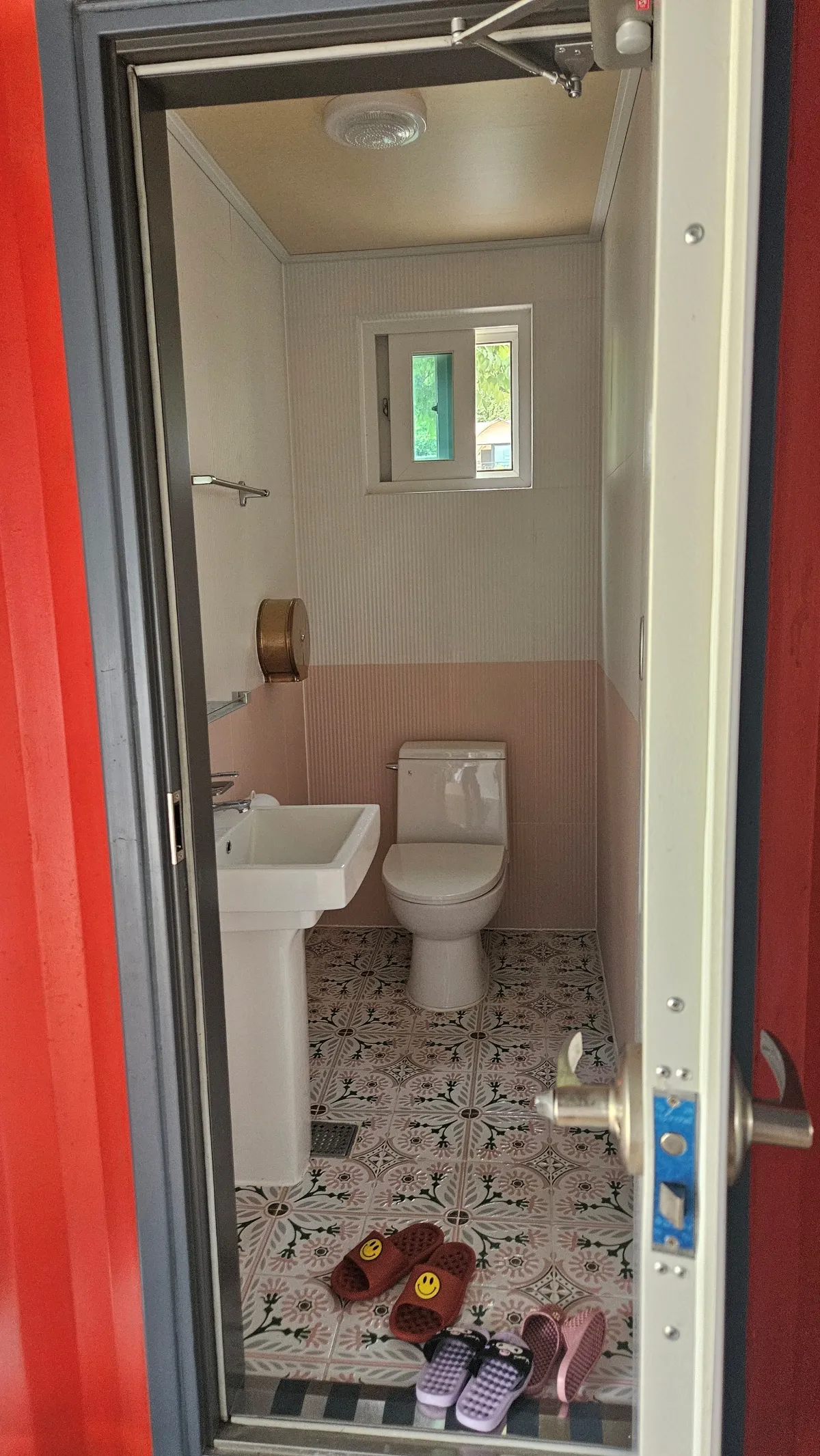 화장실-내부의-사진