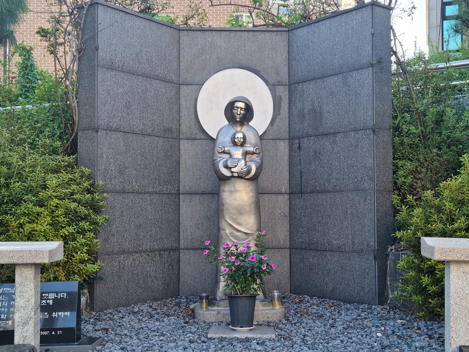 수원 인계동성당 성모동산 성모자상 사진