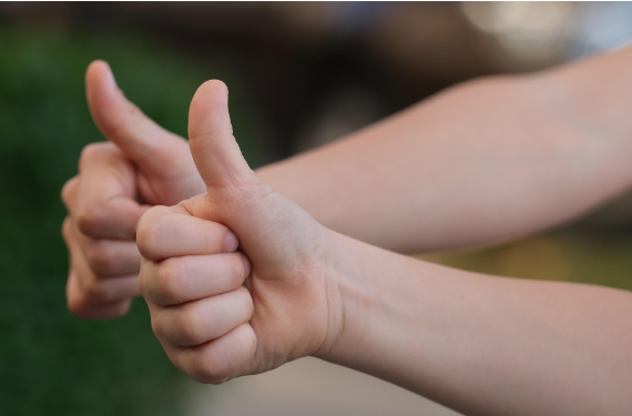 마음을 다독이는 스스로 괜찮다고 칭찬하는 사진