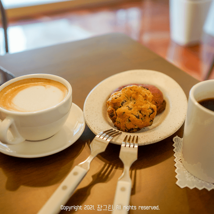 쿠키와-커피두잔