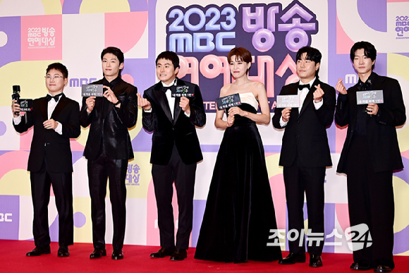빠니보틀&#44; 덱스&#44; 기안84&#44; 장도연&#44; 이승훈이 29일 오후 서울 마포구 상암동 MBC 사옥에서 열린 2023 MBC 방송연예대상 시상식 포토월 행사에 참석하고 있다. [사진=곽영래 기자]
