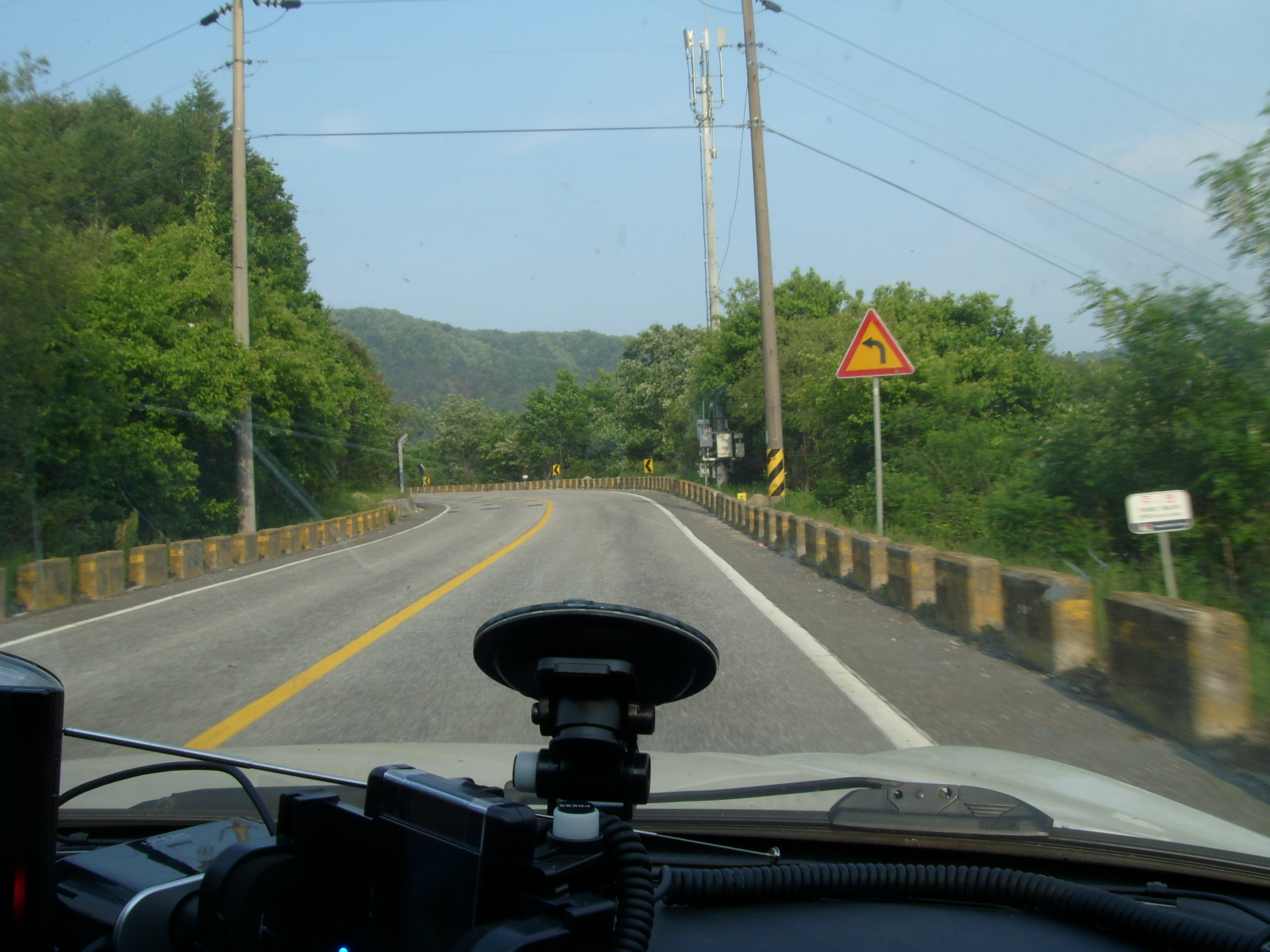 출발 직후 도로 풍경 또는 차량 내부에서 찍은 창밖 풍경
