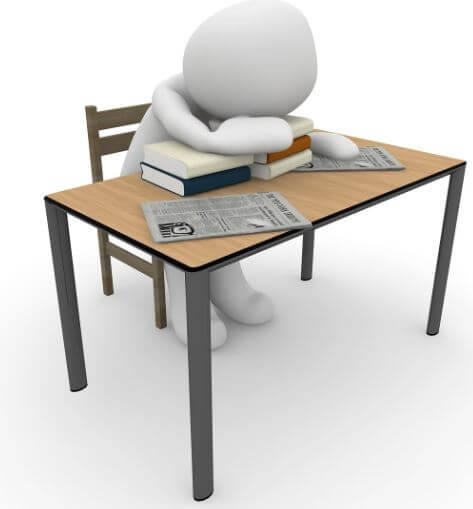 책상에 엎드려 있는 사람