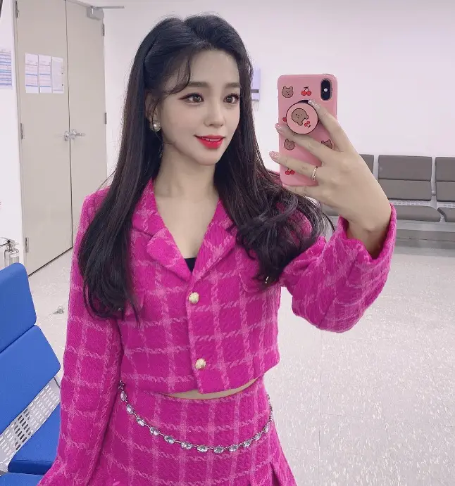 현역가왕- 진분홍색 위아래 투리스 왼손으로 핸드폰을 들고 셀카를 찍으며 환하게 웃고있는 신미래