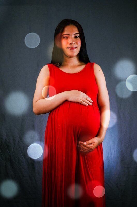 빨간-원피스를-입은-임산부