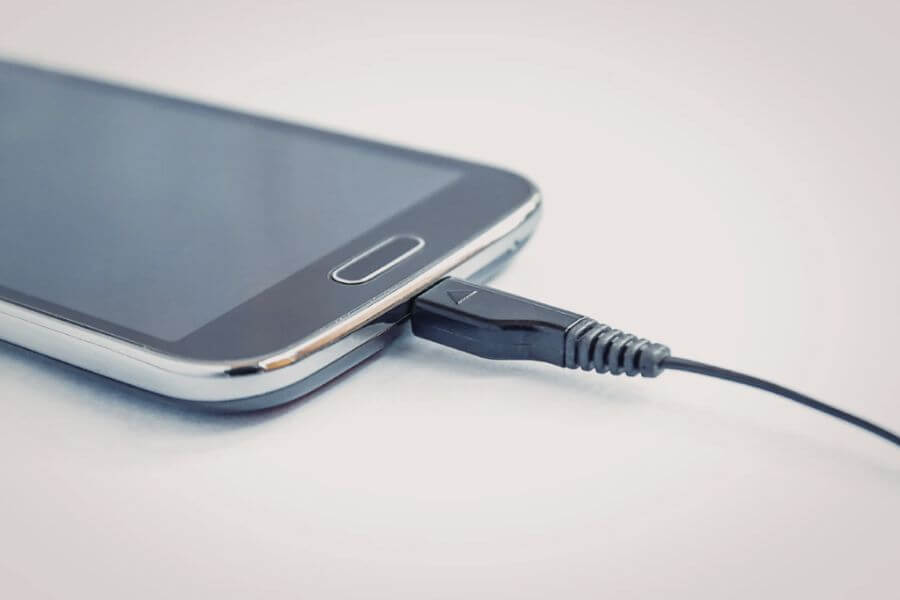 스마트폰 충전이 느릴 때 해결 방법