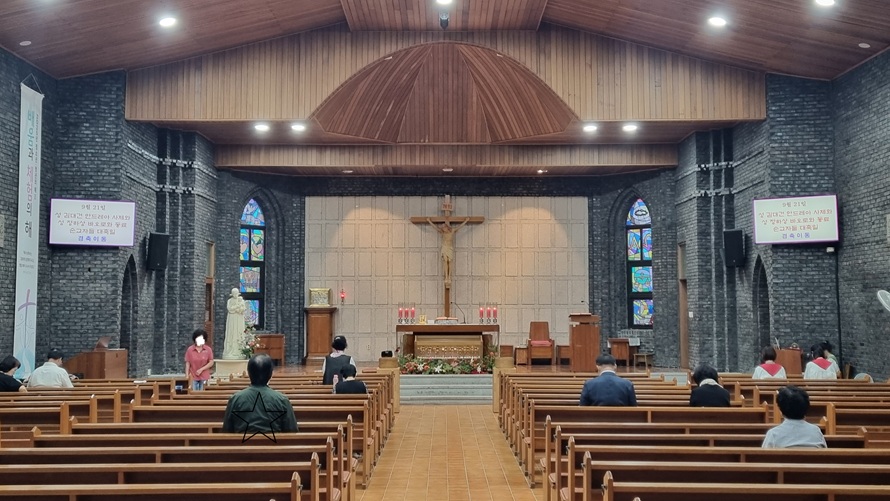 울산 병영성당 성전 안 스테인드글라스, 감실, 십자고상, 제대, 제단 사진