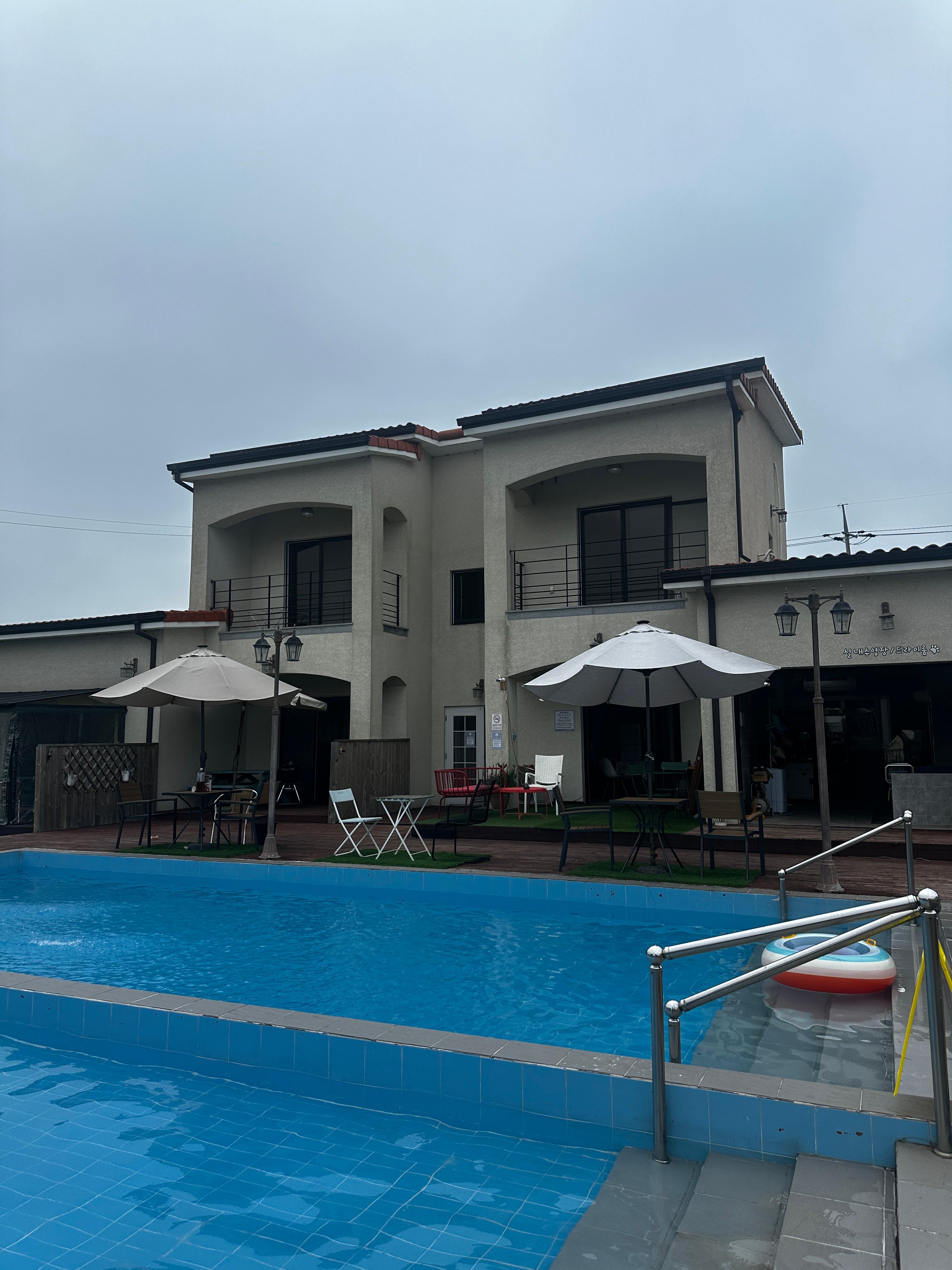 골드독 전면사진 큰 수영장과 골드독본관