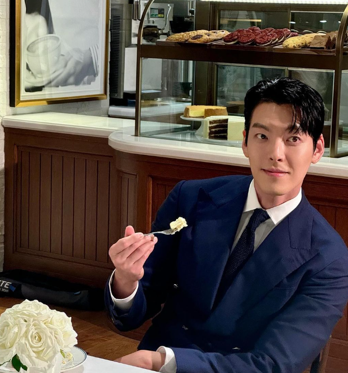 김우빈 프로필 작품활동 연애 신민아 결혼 투병 결별 드라마 영화 넥플릭스