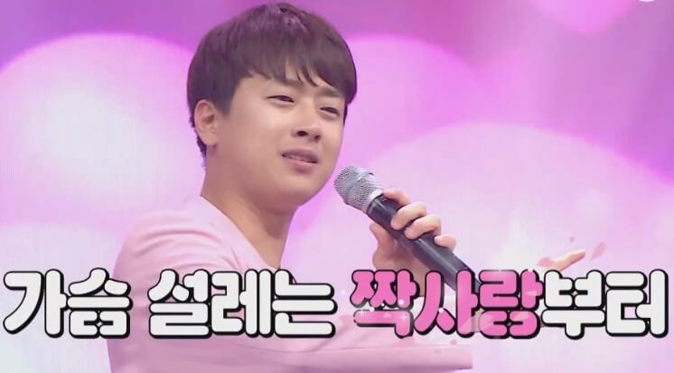 사랑의 콜센타에 출연하여 노래를 부르고 있는 이찬원