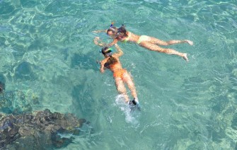 "물놀이 후 귀 통증, 방치하면 중이염까지… 부모가 알아야 할 귀 건강 수칙"