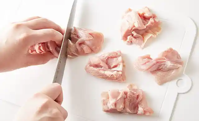 닭을 먹기좋은 크기로 손질합니다