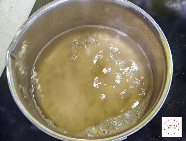 끓는 물에 동전육수 한 알 넣어 끓이기