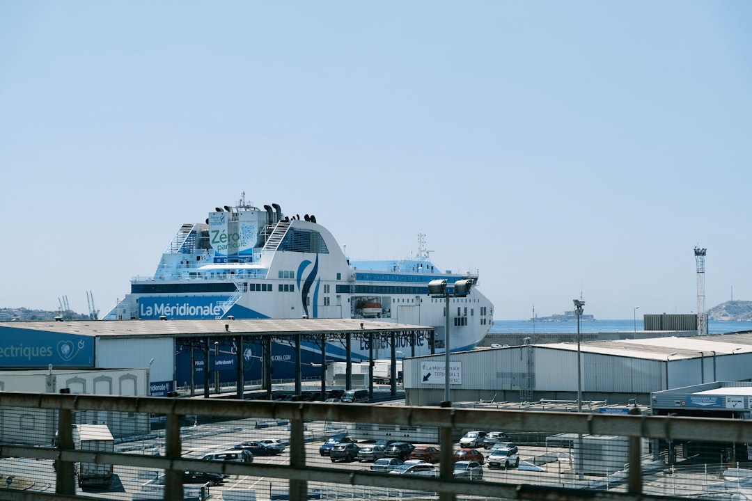 '욕지도 배편 시간표'에서 가장 중요한 명사는 'ferry'입니다.