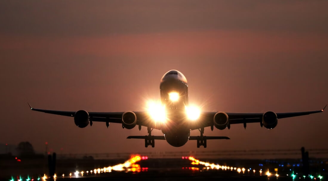 비행기 이륙하는 장면