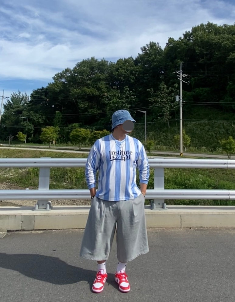 데일리룩('26. 7. 11.)루오에스펙 데님버킷햇 벙거지, 필루미네이트 아르헨티나 스트라이프티셔츠, 무신사스탠다드 버뮤다팬츠, 나이키 양말, 나이키 덩크로우 레트로 유니버시티레드