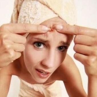 이마에-생긴-고름을-혼자-겅루보고-짜내는-모습