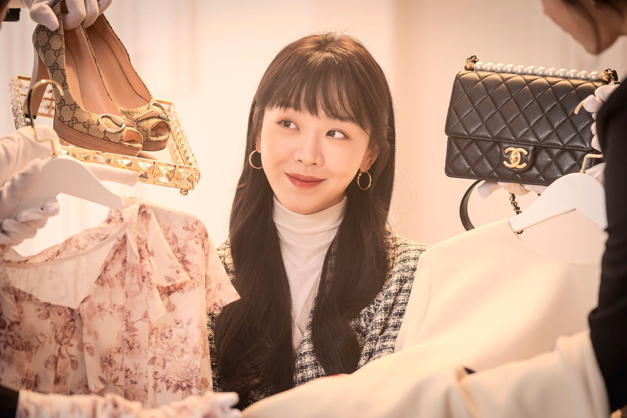 영화 주인공 한소라가 명품 구두와 옷 가방에 둘러쌓여 행복해하는 모습