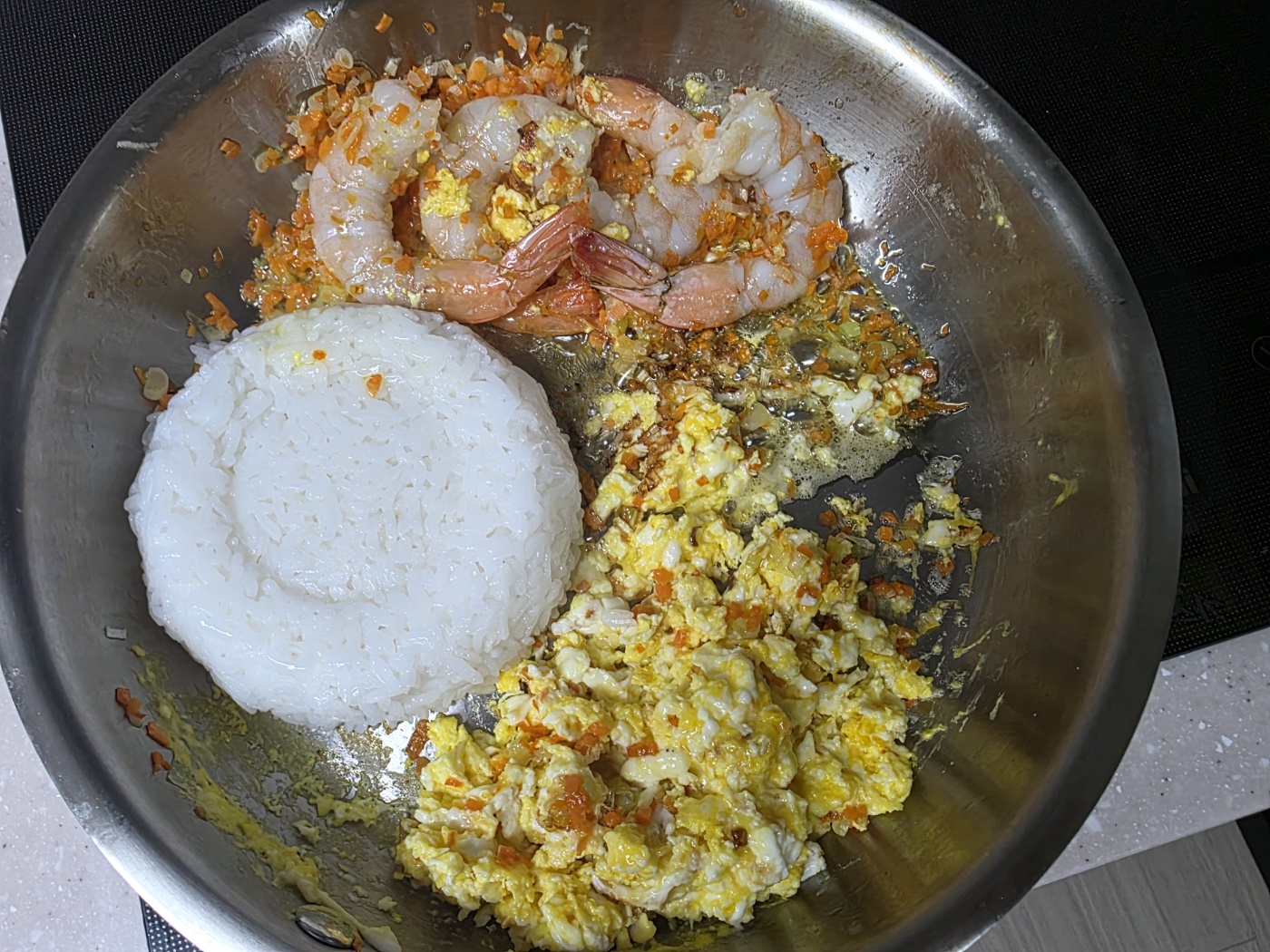 밥 넣고 볶으며 간 맞추기